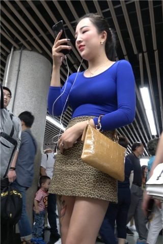 4K 蓝色紧身T恤豹纹短裙街拍美女（视频版）