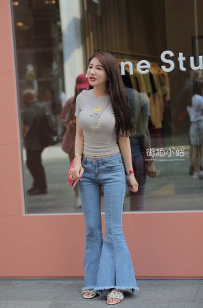 喇叭牛仔裤高挑小姐姐