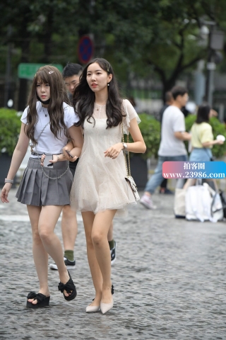 街拍白色连衣裙美眉