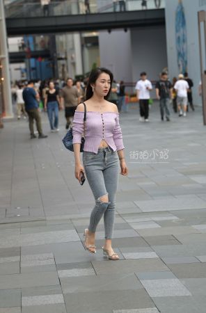 街拍紧身牛仔裤小姐姐