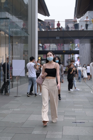 搭讪街拍宽松长裤美女