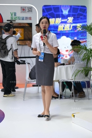 介绍产品的美眉