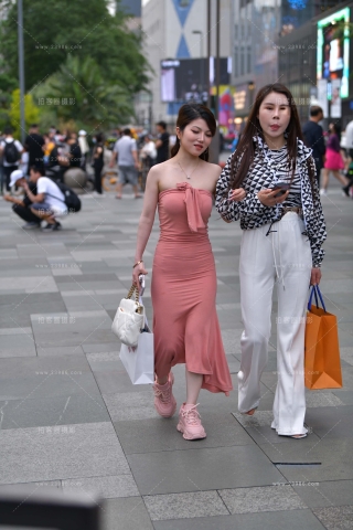 街拍粉色抹胸裙美女