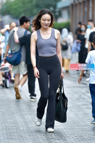 ★腼腆紧身瑜伽裤美女