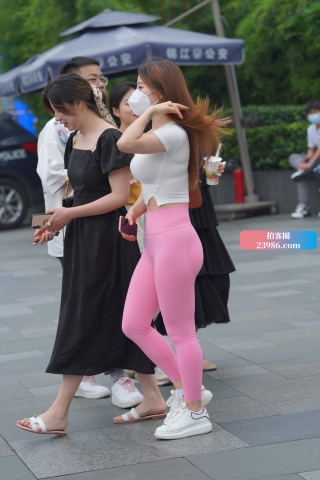 街拍粉色瑜伽裤小姐姐【原图+视频】