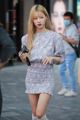 【玻璃街拍】爱拍照的小美女