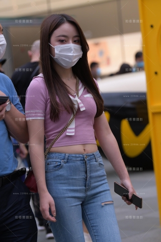 紧牛露肚脐，就特别迷人