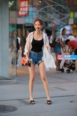 街拍开朗的马尾辫小姐姐