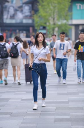 街拍听歌的牛仔女孩