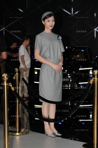 端庄的灰色裙礼仪