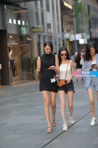 极品大长腿街拍凉高跟姐姐