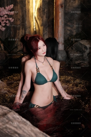 2025在温泉碰到三个漂亮妹子高