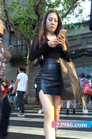 4K - 黑色系皮短裙街拍美女 [2.25 GB/MP4]（视频版）