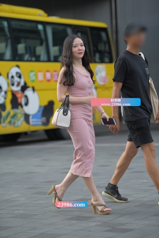 【街拍之魂赛帖】靓丽粉色包臀少妇