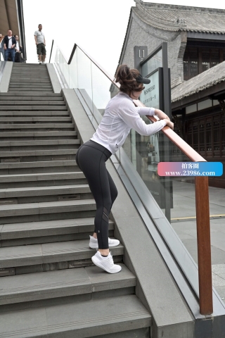 搭讪街拍紧身运动美女