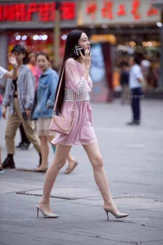 街拍粉色短裙高跟靓女