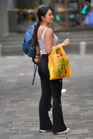 ★微微丰腴紧身裤美女