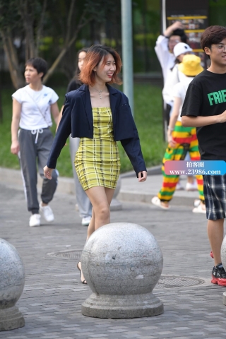 身材极佳的包臀裙街拍高跟美女