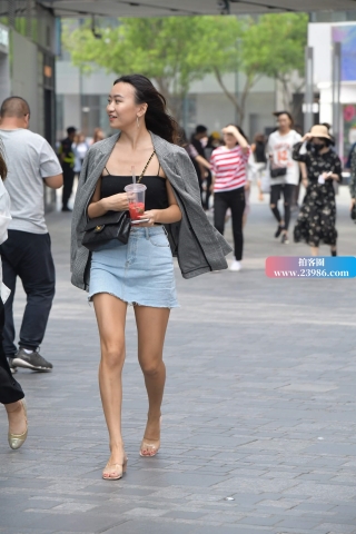 街拍时尚的牛仔短裙妹纸