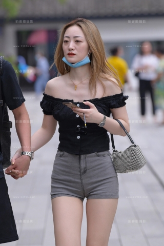 一字肩热裤女友