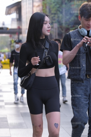 这套运动装，尽显身形