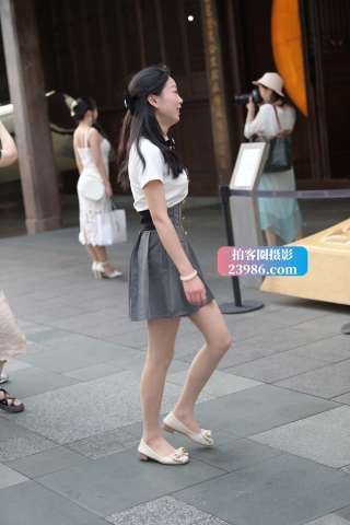 街拍喜欢穿R丝的小姐姐