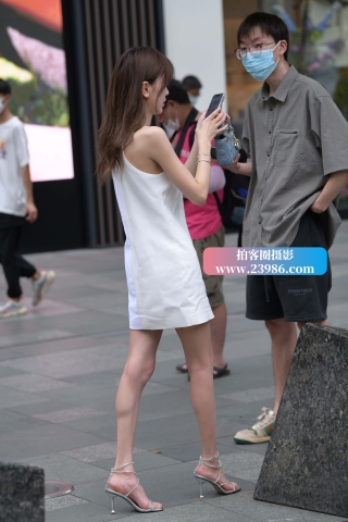 另一个摄影师版本的拍照打卡美女