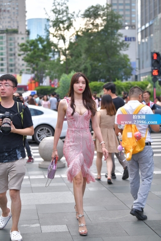 搭讪街拍低胸性感美女