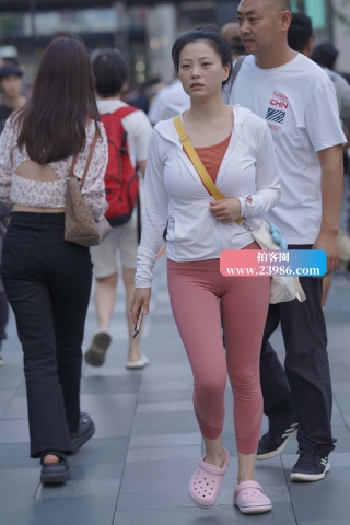 成熟的紧身瑜伽裤美妇