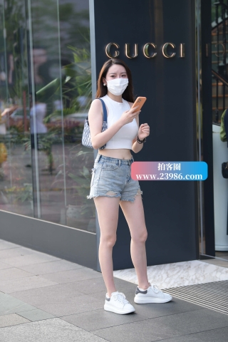 街拍白皙美腿小姐姐