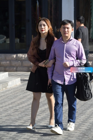 街拍丰腴的浅灰丝美妇