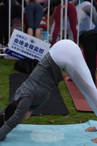 白色瑜伽裤美妇