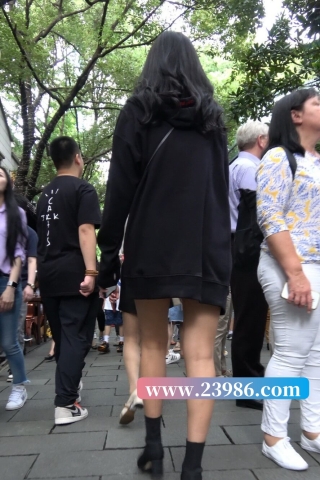 4K - 街拍长靴黑色卫衣小美女 [2.02 GB/MP4]（视频版）