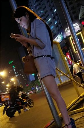 4k超清，夜晚路边等待心上人的美腿颜值美女