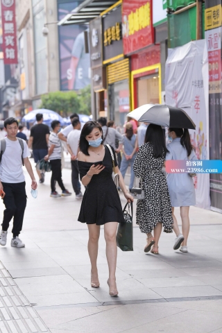 街拍金色高跟美女