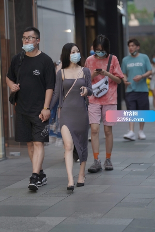 街拍灰色长裙美眉