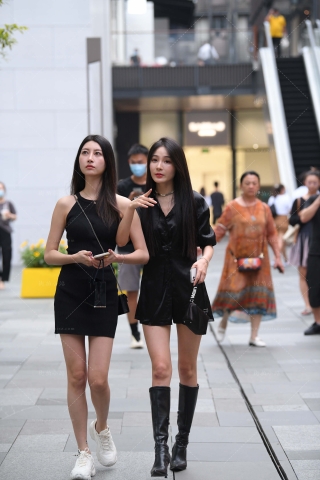 偶遇美腿姐妹逛街