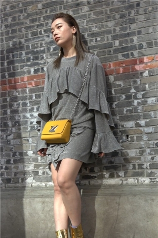 4K - 街拍金色短靴成熟性感美女摆拍 [1.78 GB/MP4]（视频版）