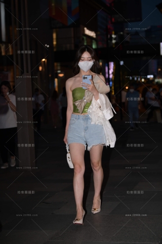 夜拍抹胸衣，高跟美腿美眉