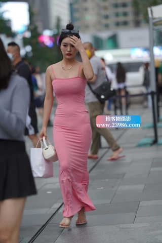 街拍粉色吊带长裙美姐