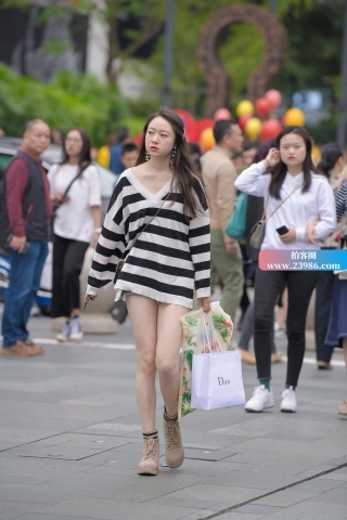 条纹衣服的妞很美