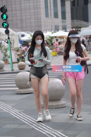 街拍长腿姐妹