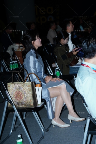 展会多位美女超薄肉丝集体出境