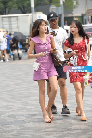 街拍紫色衣服美女