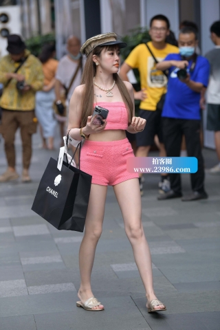 街拍粉红色热裤女孩