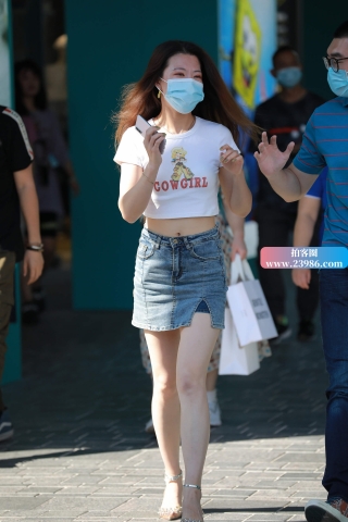 气质的牛仔短群妹子