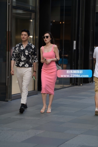 街拍粉色长裙御姐