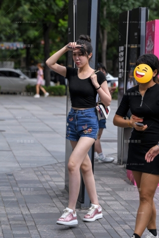 街拍热裤妹子