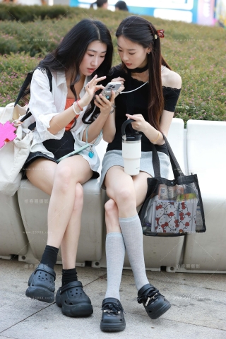 这妹纸的腿看着不短呀。