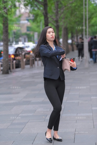 街拍黑色西装外套美眉